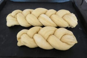 Braided yeast bun: make two braids and let them prove