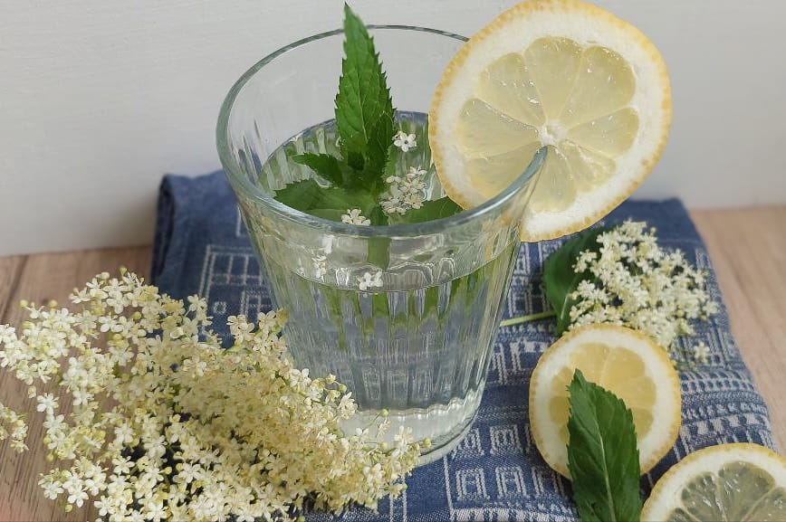 Homemade Elderflower Syrup (simple recipe)